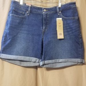 New with Tags. Size 18w plus size Levi's shorts.